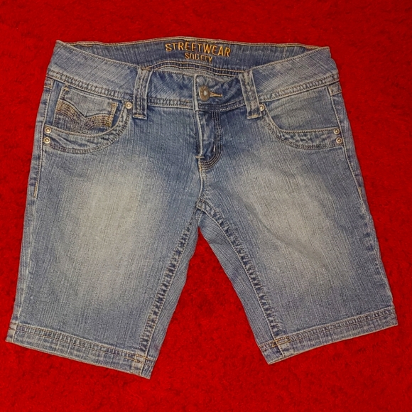 Women's Shorts - Picture 1 of 3